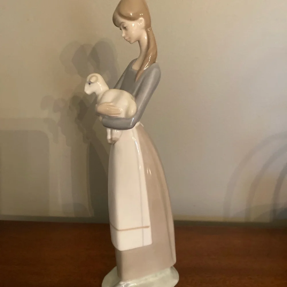 Lladro Girl With Lamb figurine - Picture 6 of 8